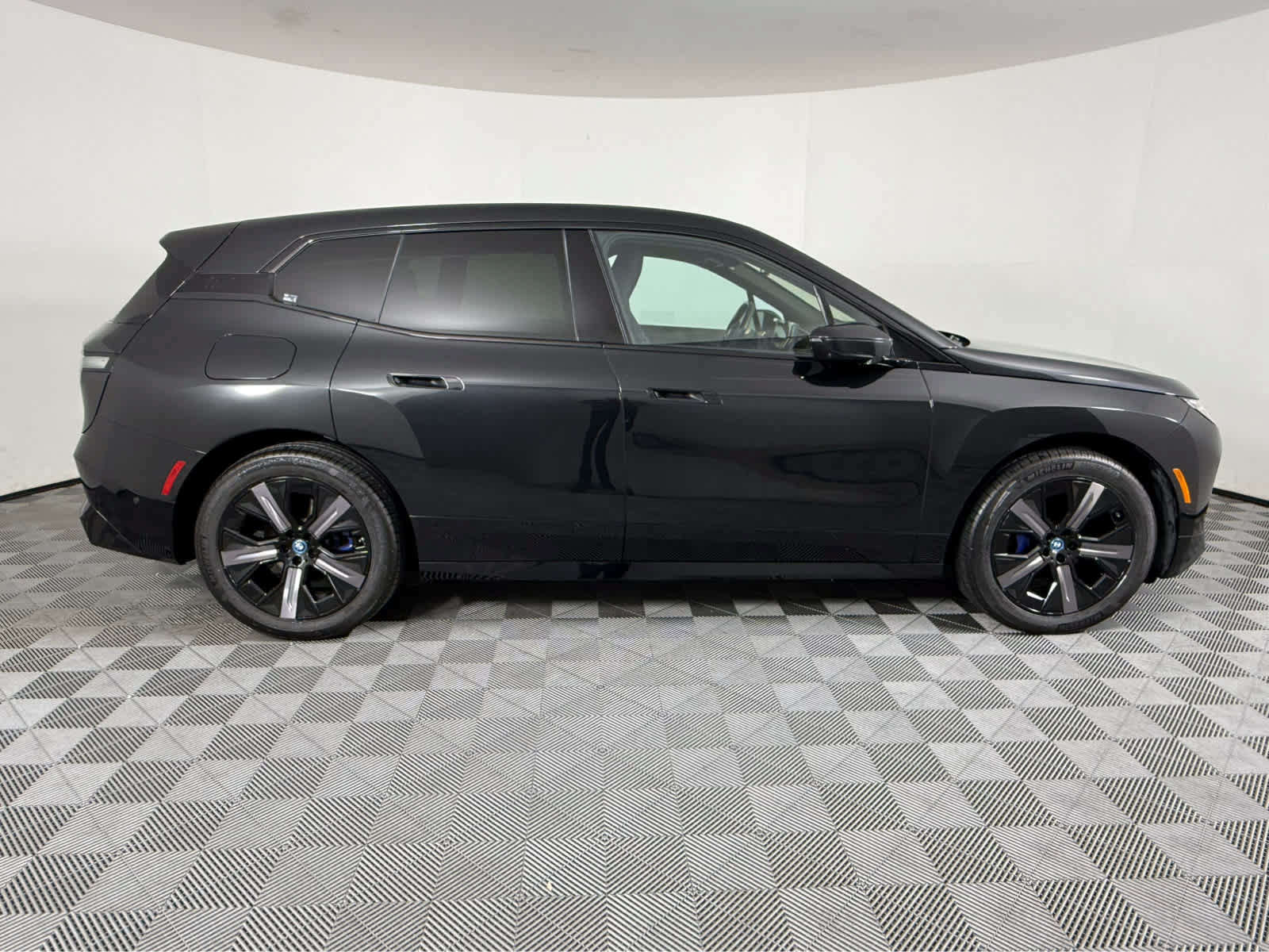Used 2024 BMW iX xDrive50 w/ Sport Package AWD/4WD image 2