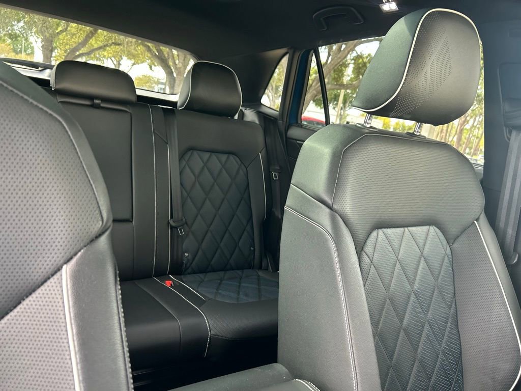 Used 2025 Volkswagen Atlas Cross Sport SEL Premium R-Line image 35