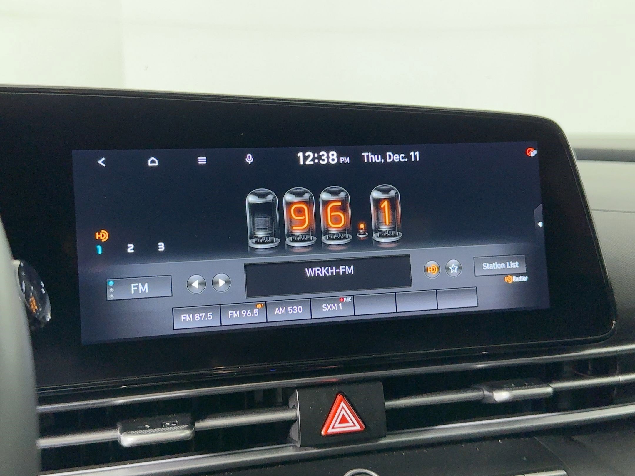 Used 2023 Hyundai Elantra Limited image 24