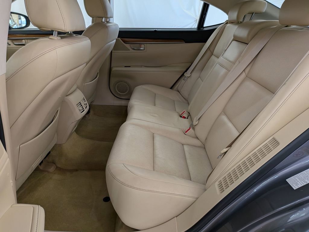 Used 2015 Lexus ES 300h image 28