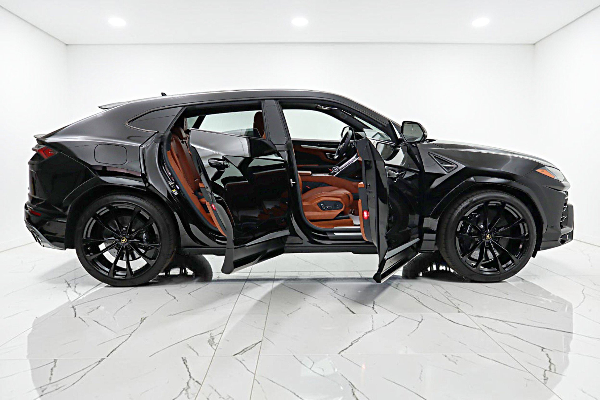 Used 2019 Lamborghini Urus AWD/4WD image 18