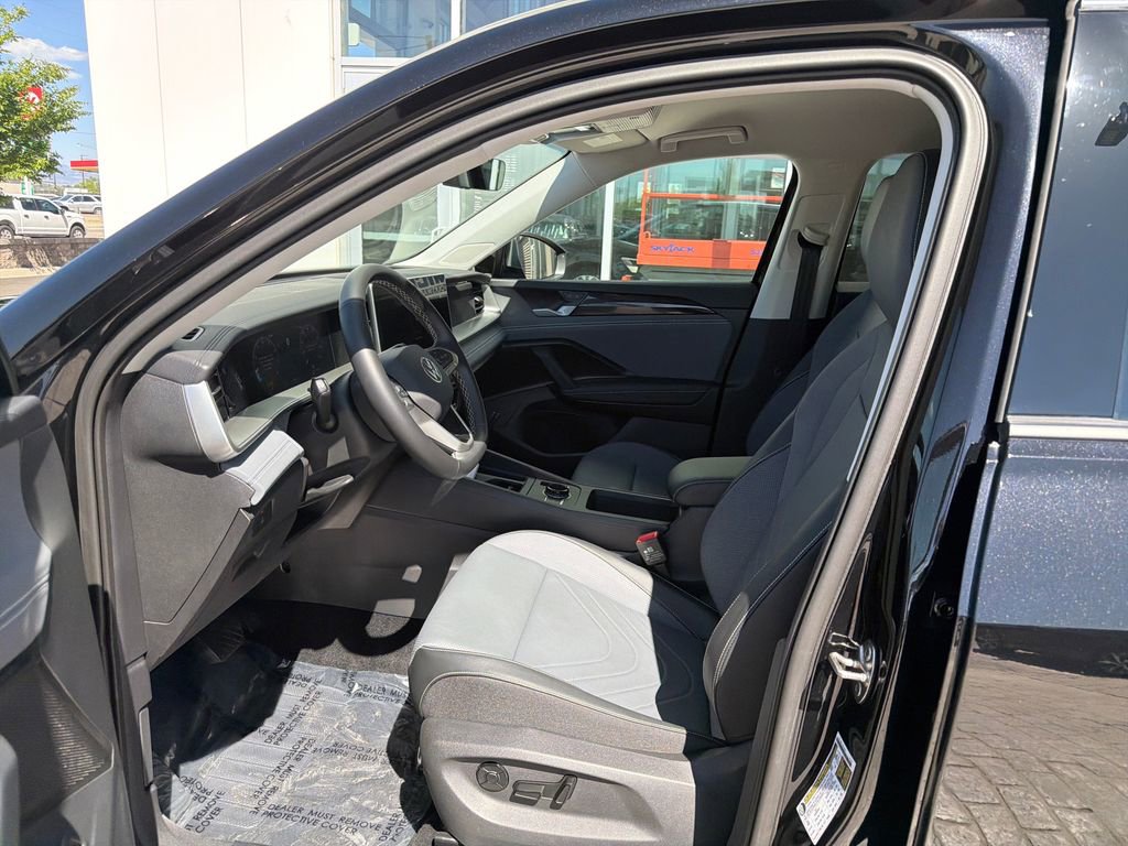 Certified 2025 Volkswagen Tiguan SE AWD/4WD image 11