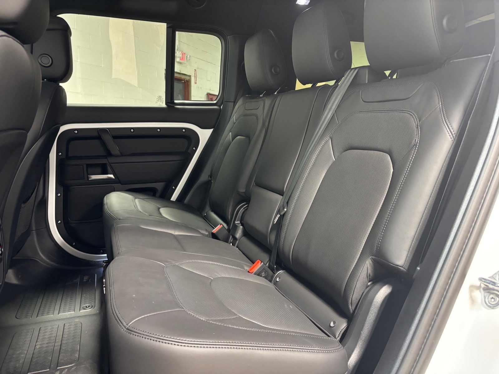 New 2026 Land Rover Defender 130 X-Dynamic SE AWD/4WD image 31