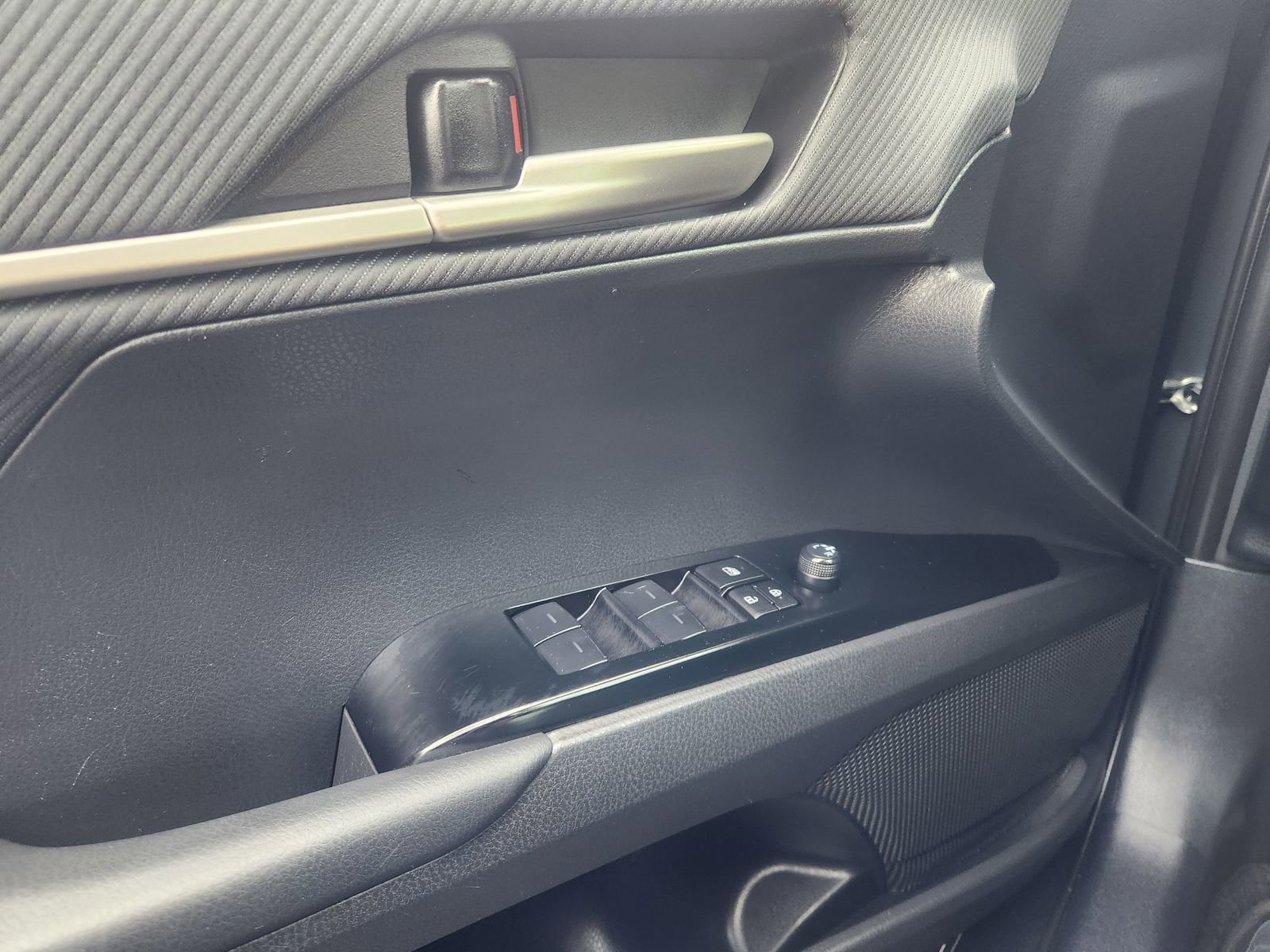 Used 2025 Toyota Camry SE image 28