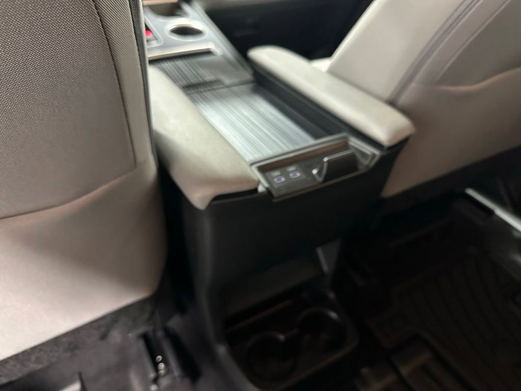 Used 2025 Toyota Sienna LE FWD image 47