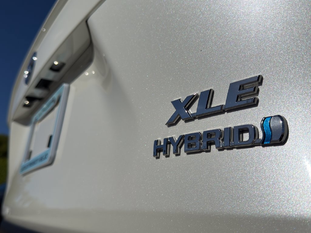 Used 2022 Toyota RAV4 XLE Premium AWD/4WD image 11