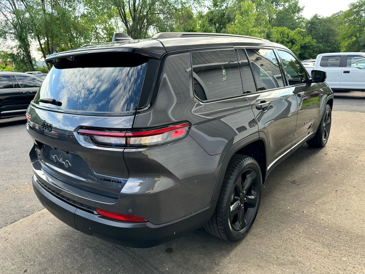 Used 2022 Jeep Grand Cherokee L Limited w/ Luxury Tech Group II image 4