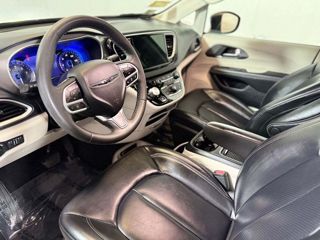 Used 2023 Chrysler Pacifica Touring-L image 17