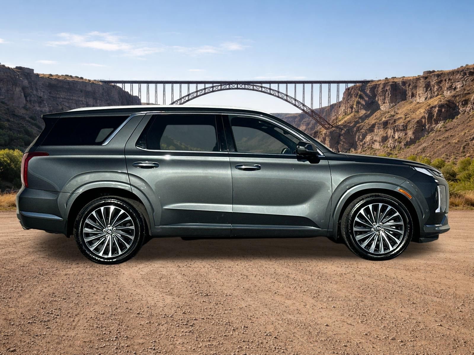 Used 2023 Hyundai Palisade Calligraphy image 2