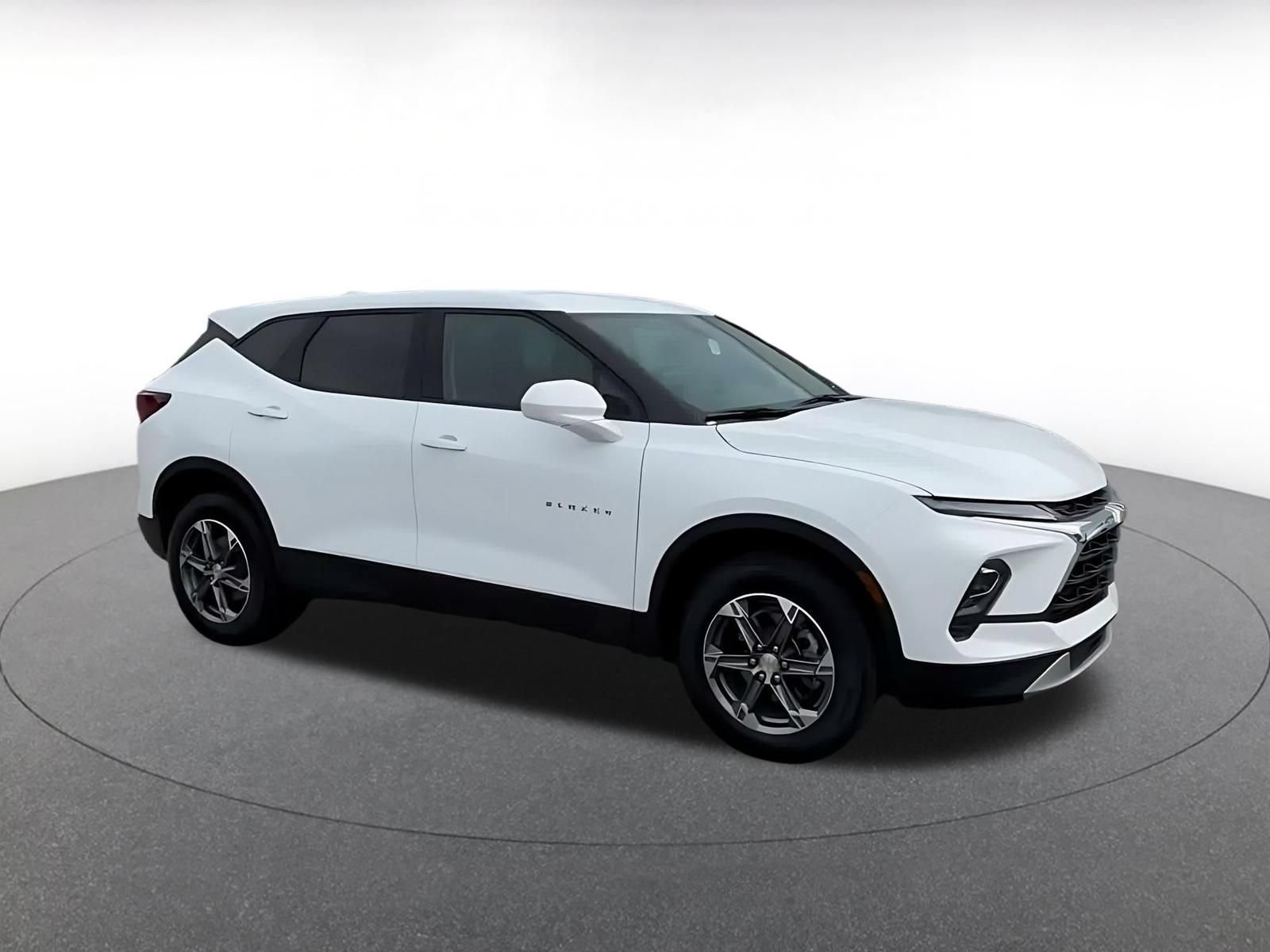 Used 2026 Chevrolet Blazer LT FWD image 2