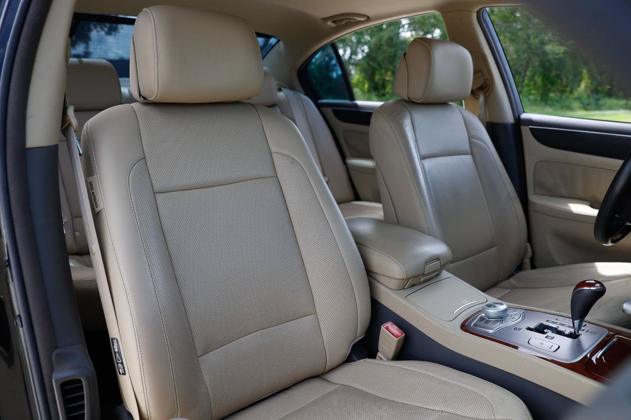 Used 2013 Hyundai Genesis 3.8 w/ Premium Pkg RWD image 16
