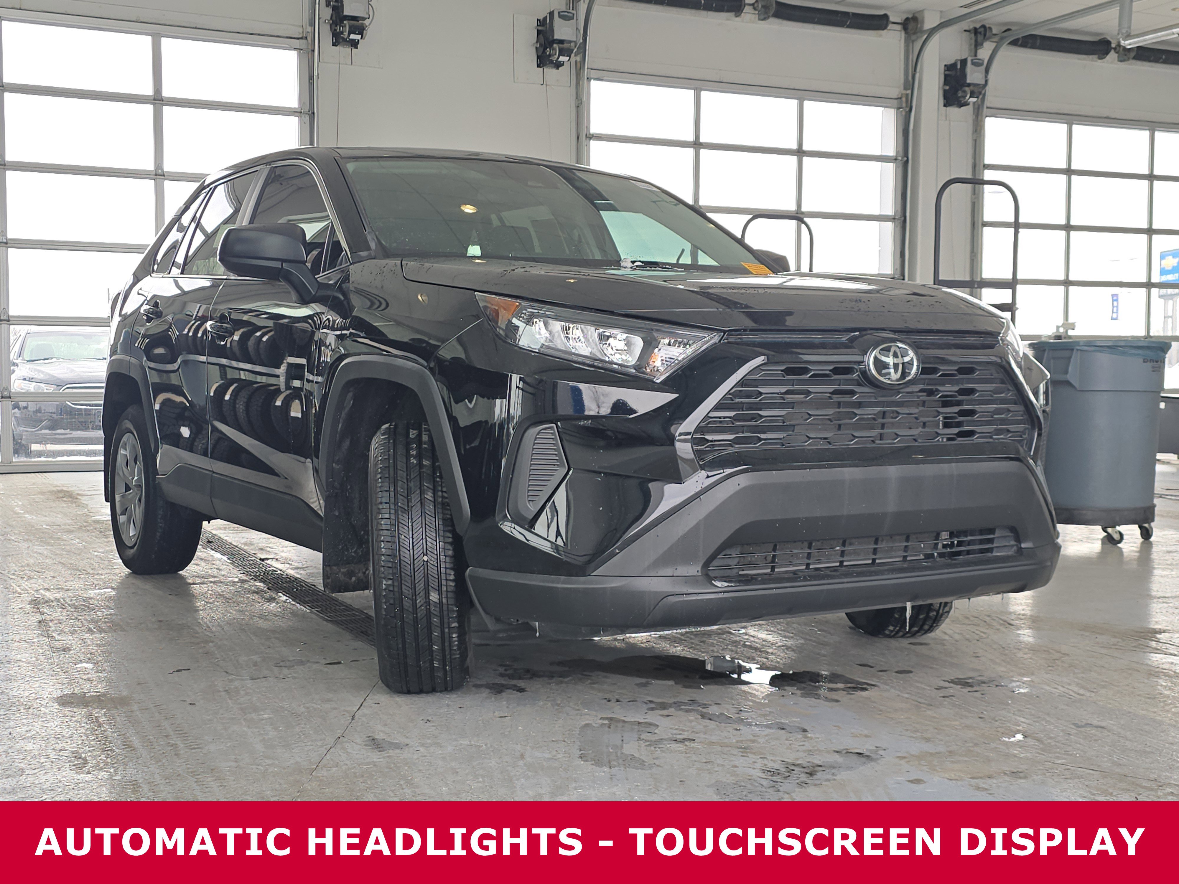 Used 2022 Toyota RAV4 LE image 3