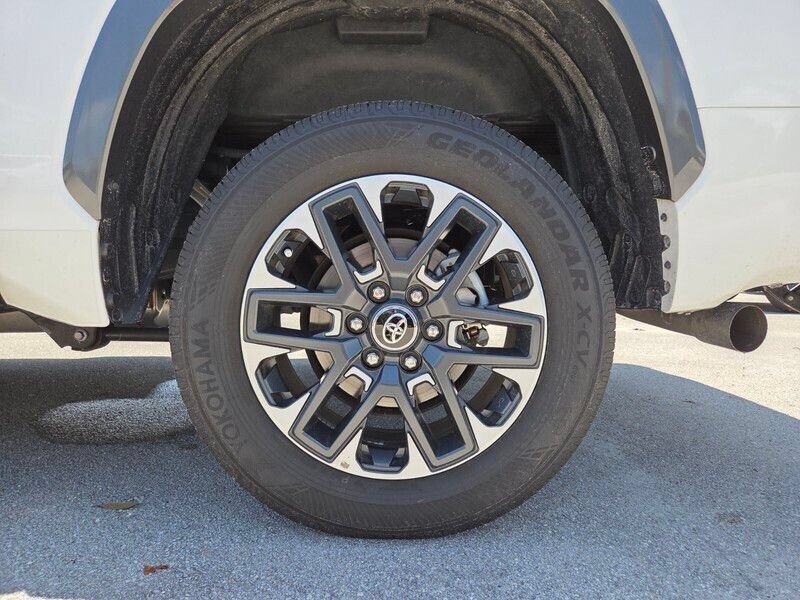 Used 2025 Toyota Tundra Limited AWD/4WD image 33