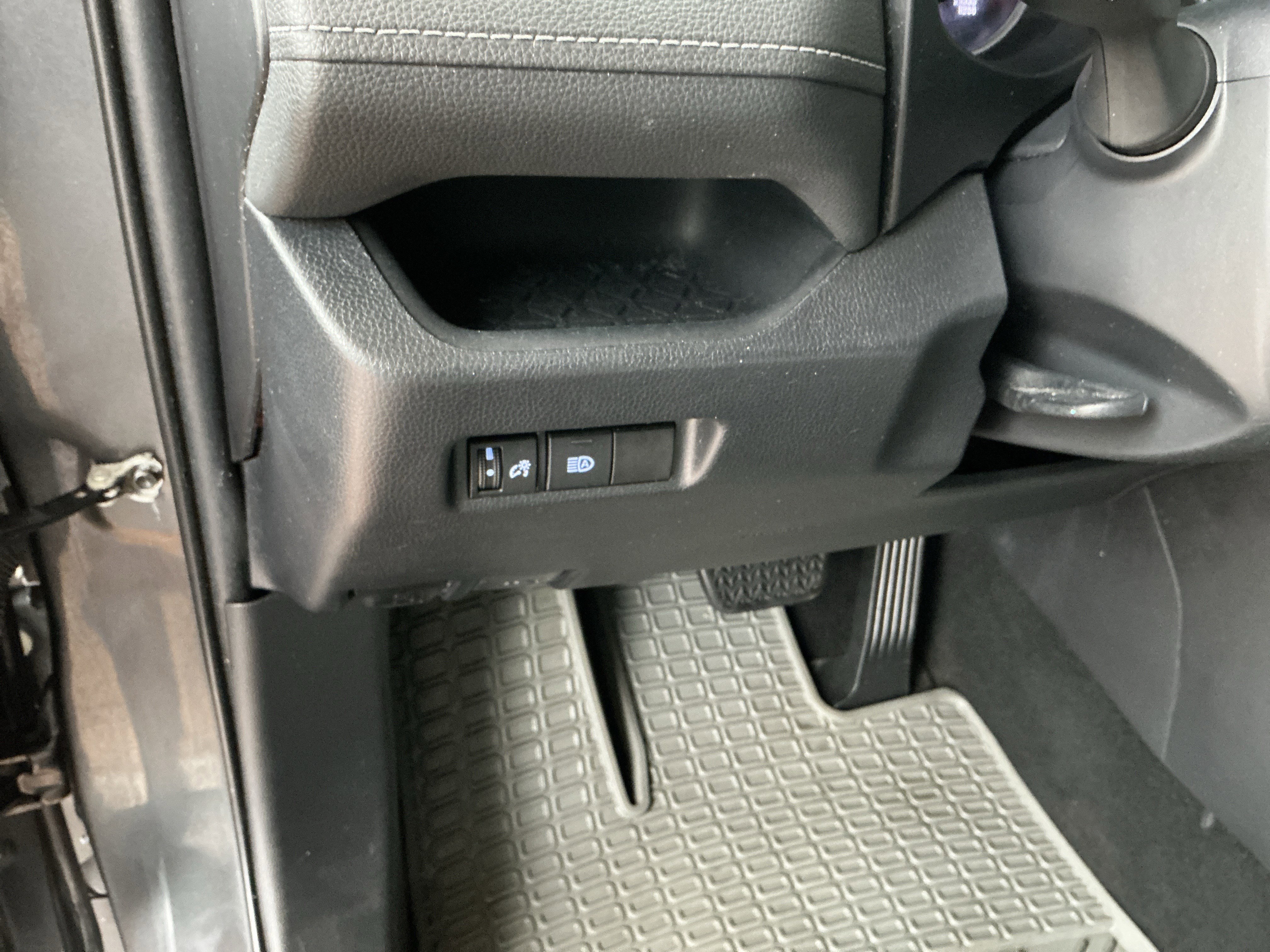 Used 2020 Toyota RAV4 LE image 26