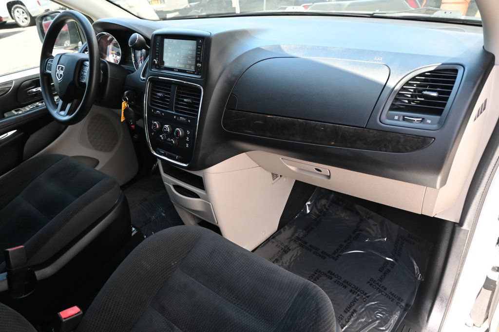 Used 2019 Dodge Grand Caravan SE w/ UConnect Hands-Free Group FWD image 11