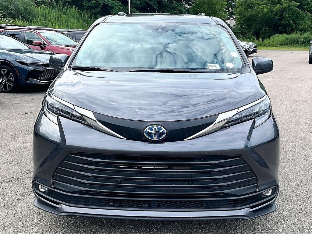 Used 2025 Toyota Sienna XLE FWD image 2
