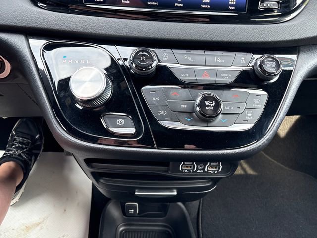 Used 2025 Chrysler Pacifica Select image 26