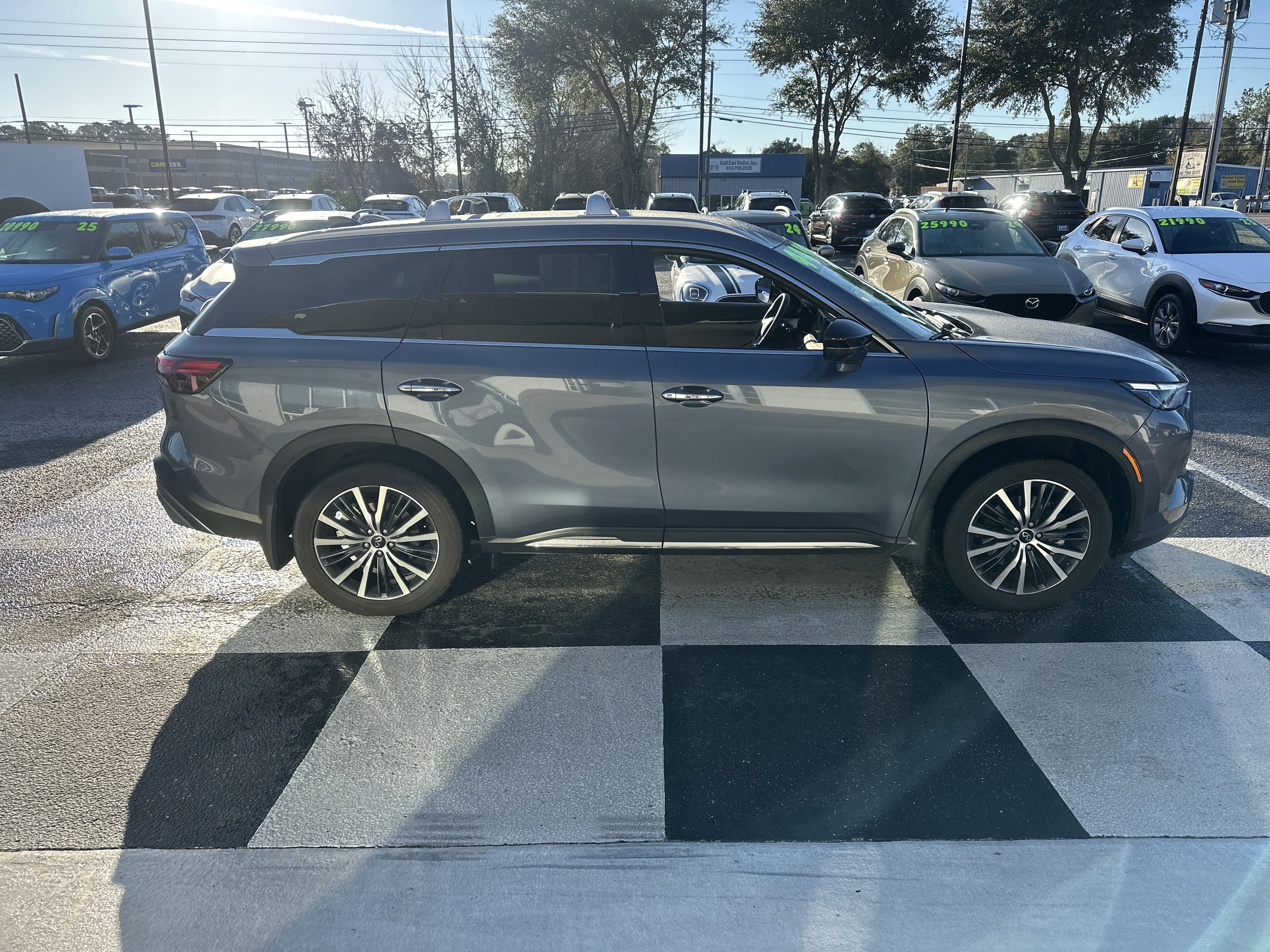 Used 2025 INFINITI QX60 Sensory w/ Vision Package image 3