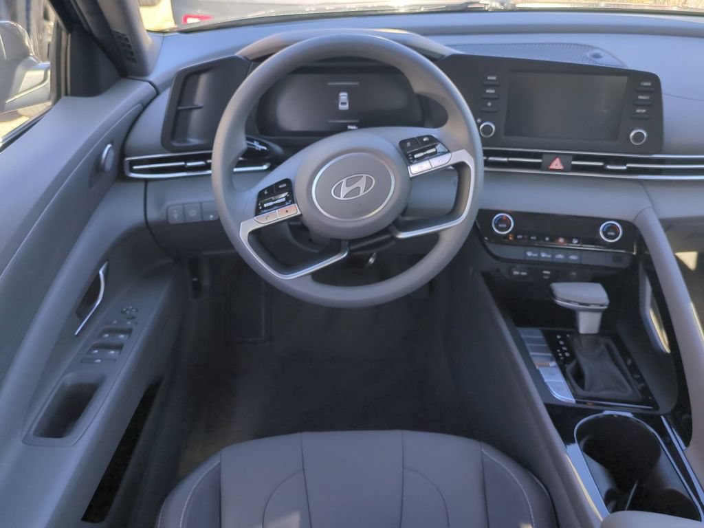 Used 2025 Hyundai Elantra Hybrid FWD image 17