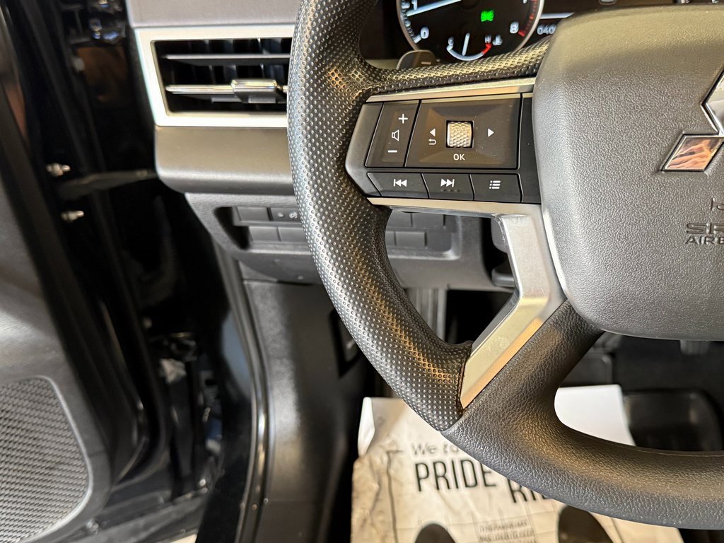 Used 2023 Mitsubishi Outlander ES image 10