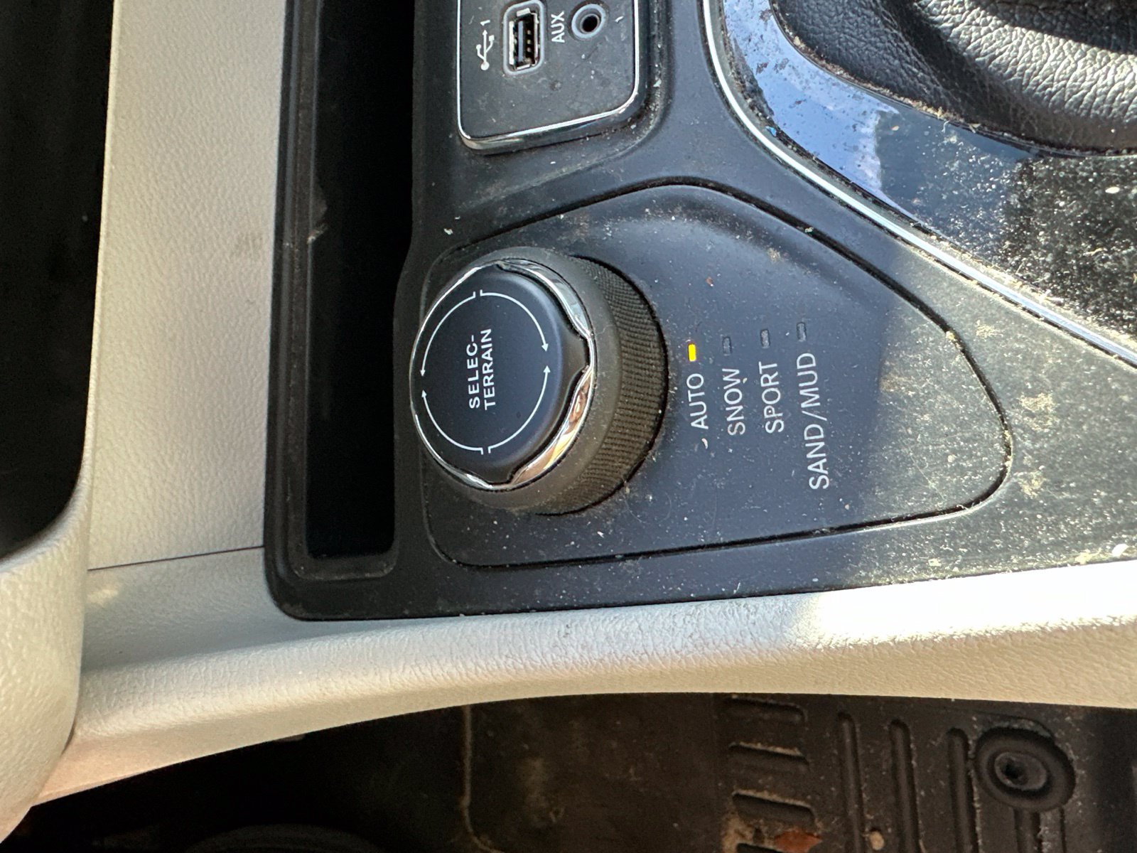 Used 2019 Jeep Cherokee Limited AWD/4WD image 12