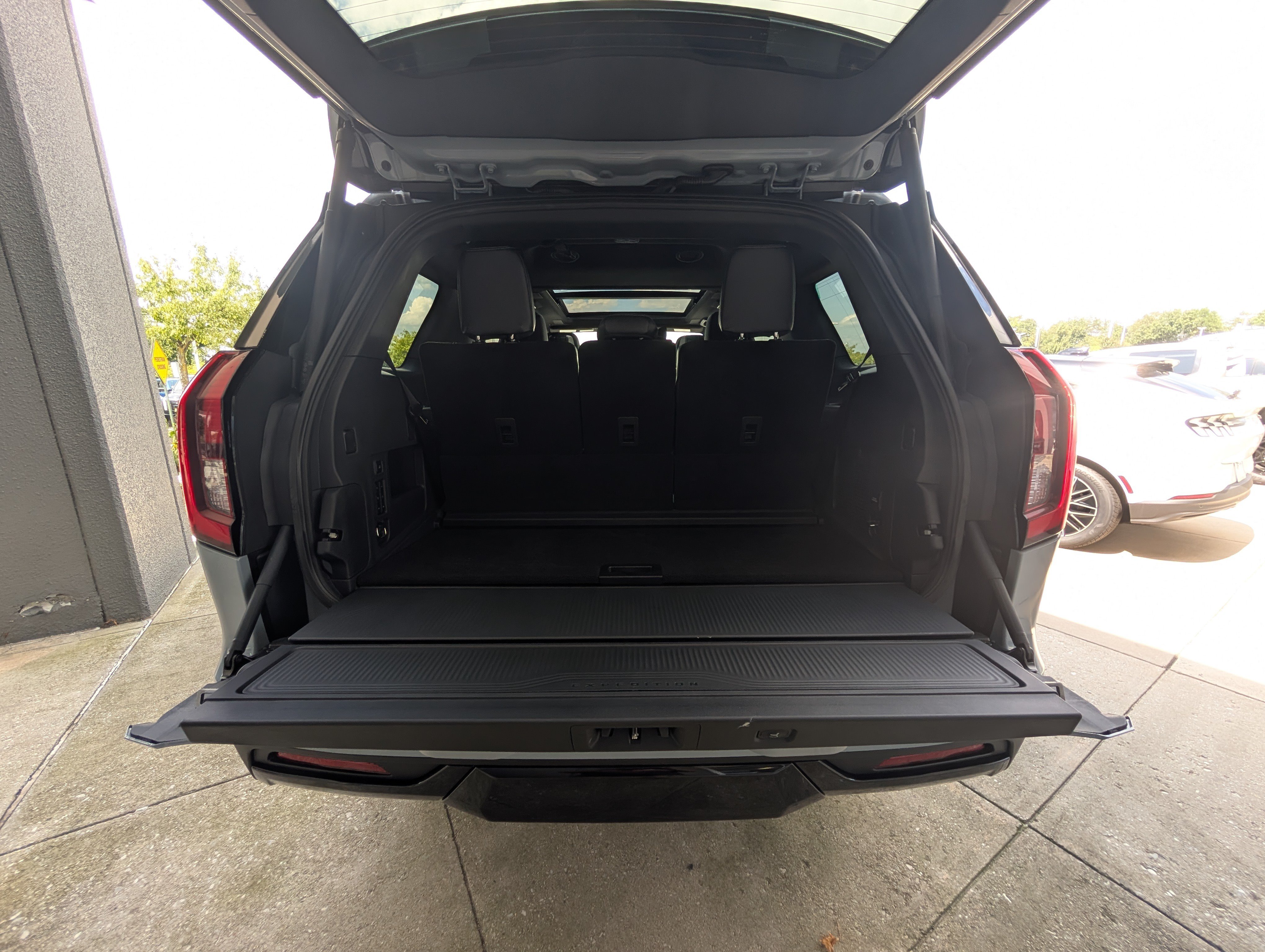 New 2027 Ford Expedition Platinum w/ Stealth Appearance Package AWD/4WD image 10