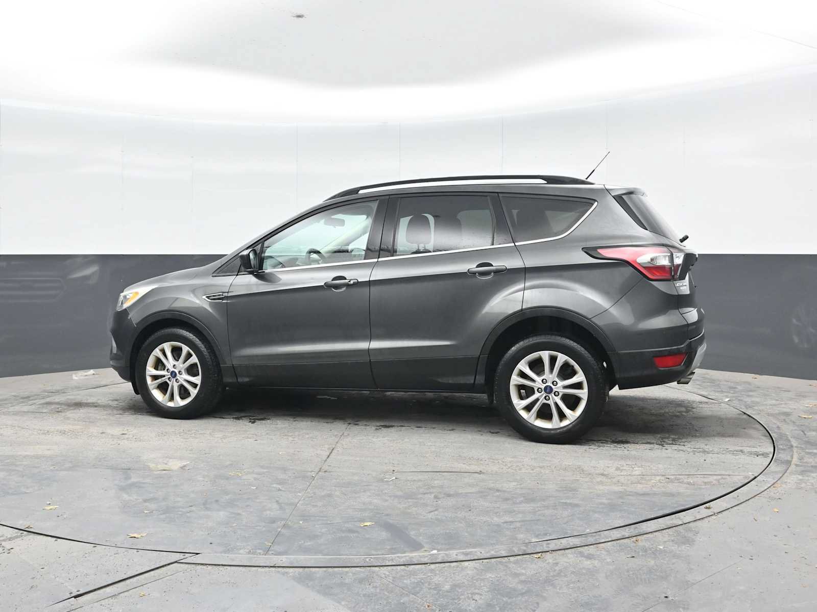 Used 2017 Ford Escape SE w/ Equipment Group 201A AWD/4WD image 3