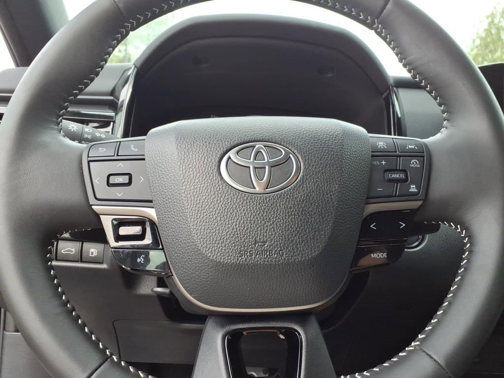Used 2025 Toyota Camry SE w/ Convenience Package image 21