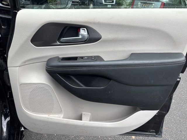 Used 2024 Chrysler Pacifica Touring-L image 12