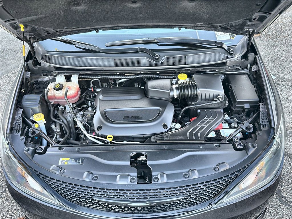 Used 2020 Chrysler Pacifica Touring-L Plus w/ Advanced Safetytec Group image 17