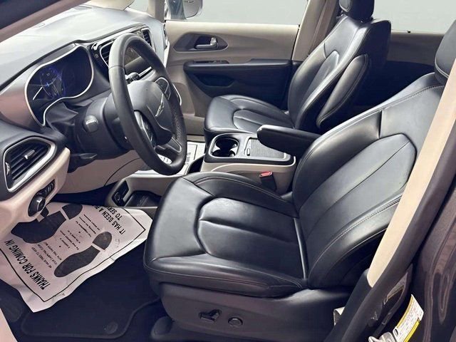 Used 2023 Chrysler Pacifica Touring-L image 8
