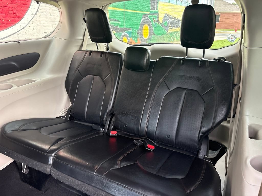 Used 2019 Chrysler Pacifica Touring-L FWD image 24