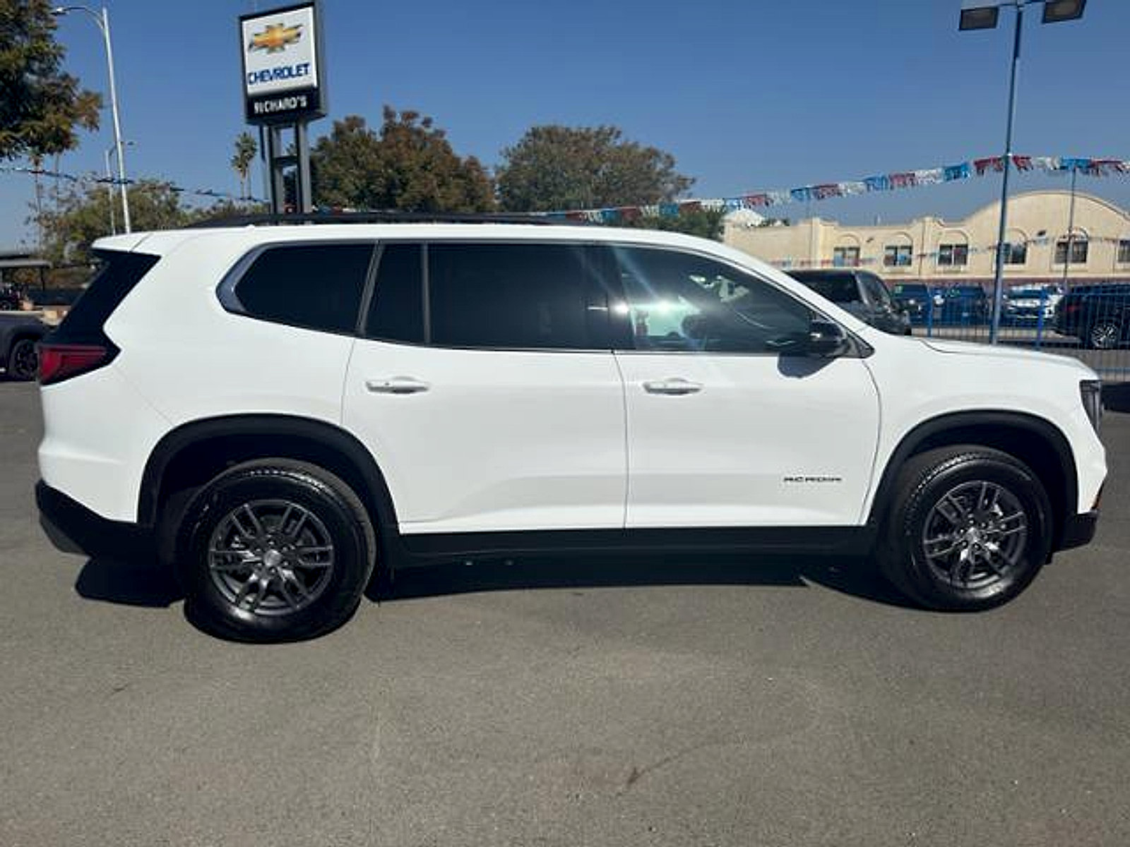 Used 2025 GMC Acadia Elevation AWD/4WD image 4