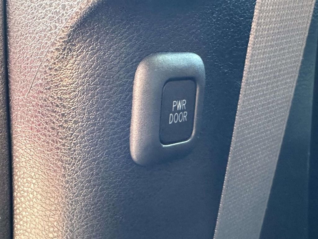 Used 2025 Toyota Sienna XLE image 12