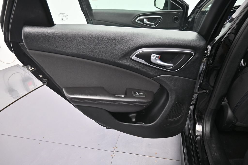 Used 2015 Chrysler 200 Limited FWD image 25