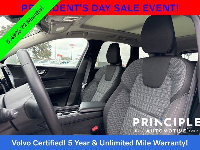 Certified 2022 Volvo XC60 B5 Momentum image 32