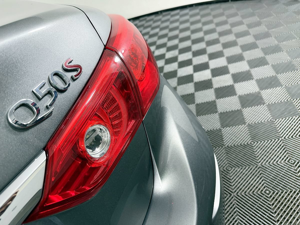 Used 2015 INFINITI Q50 w/ Deluxe Touring Package RWD image 10