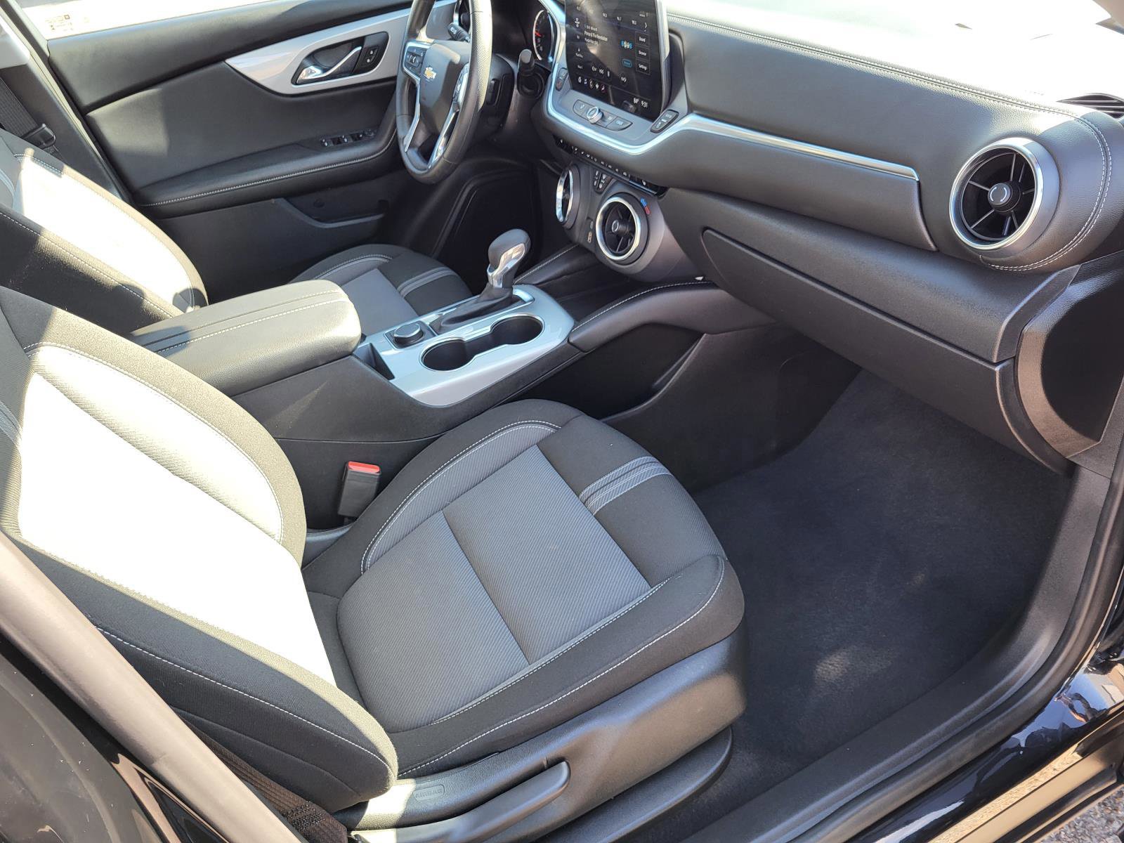 Used 2025 Chevrolet Blazer LT FWD image 9