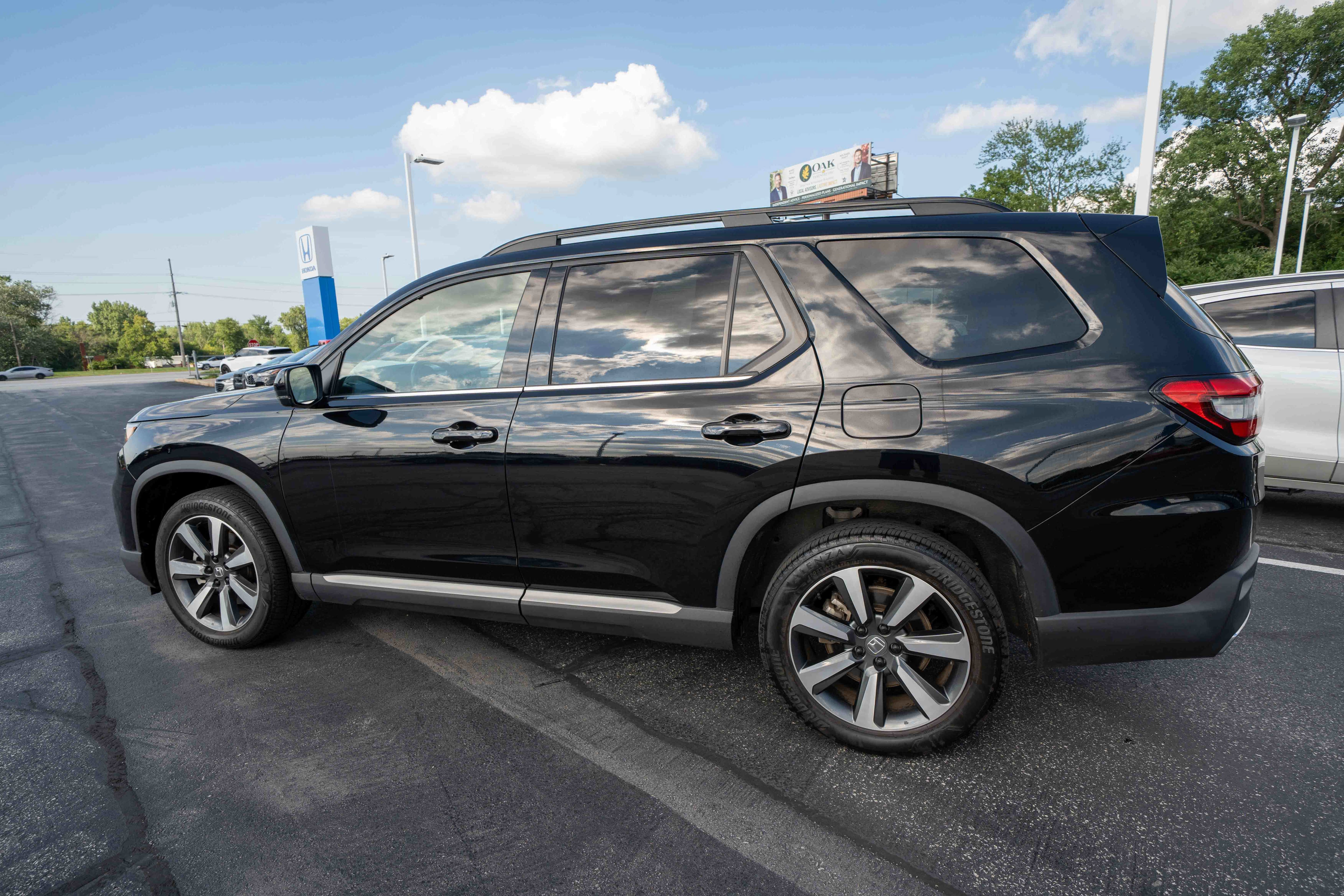 Used 2025 Honda Pilot Touring image 4