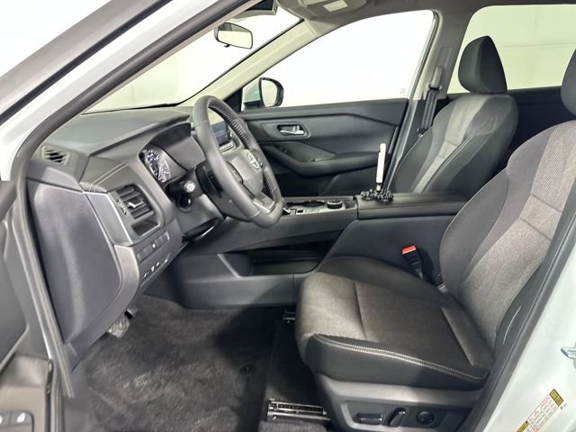 Certified 2025 Nissan Rogue SV image 11