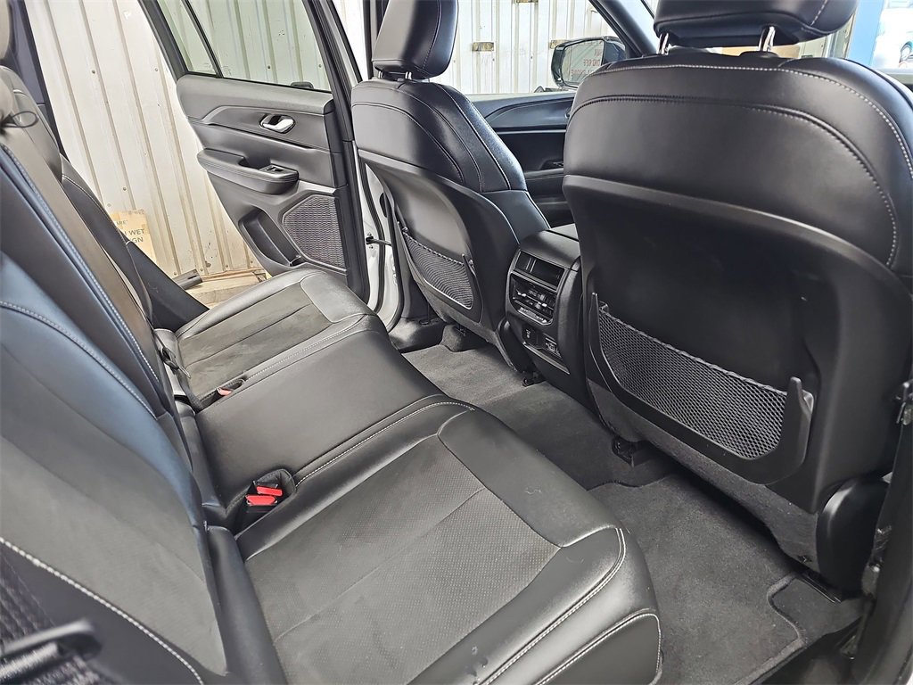 Used 2023 Jeep Grand Cherokee Altitude image 11