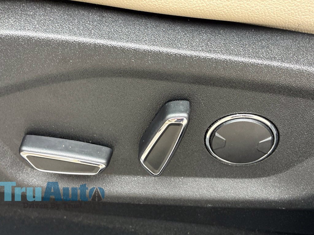 Used 2018 Ford Edge Titanium w/ Equipment Group 301A FWD image 25