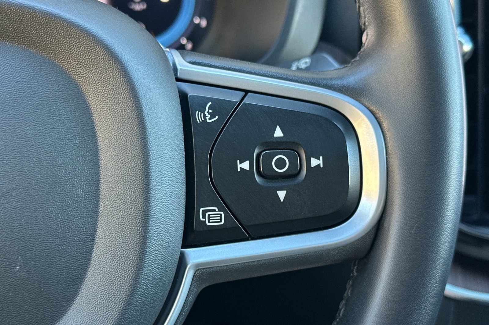 Certified 2022 Volvo XC60 B5 Momentum image 30