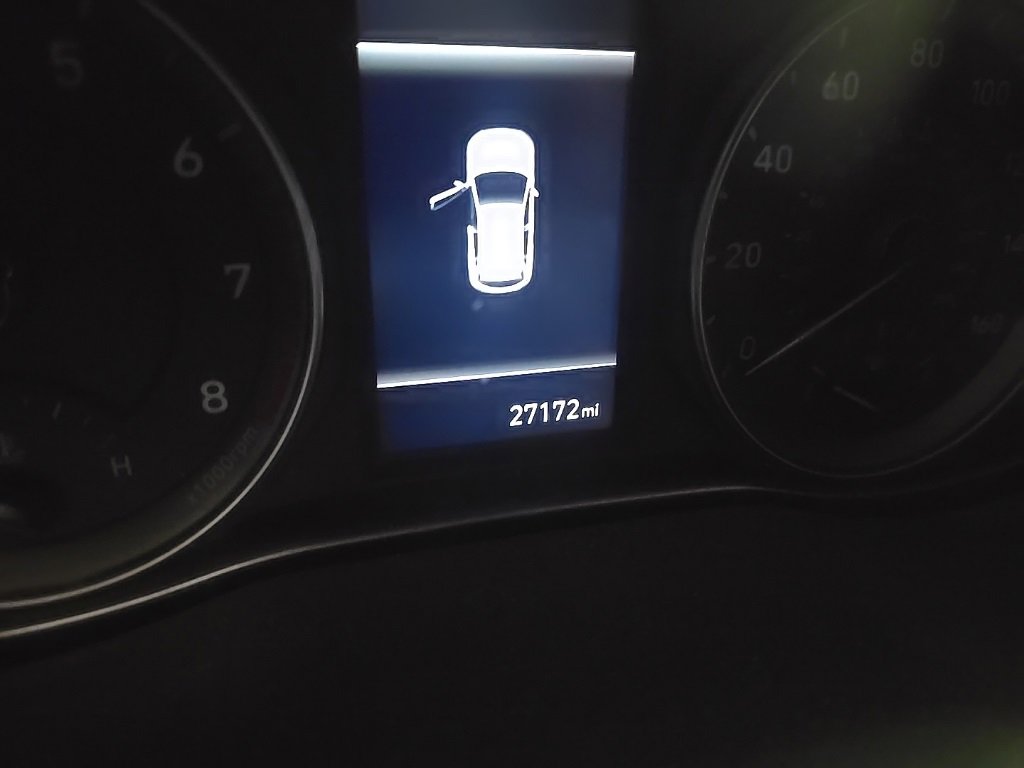 Used 2023 Hyundai Kona SE image 5