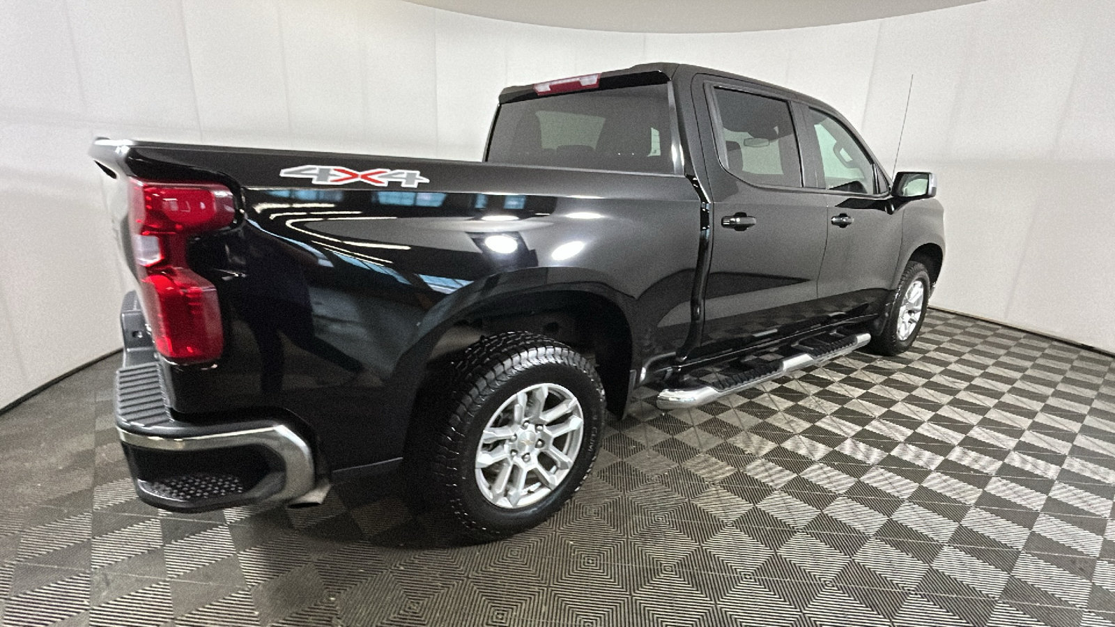 Used 2023 Chevrolet Silverado 1500 LT AWD/4WD image 3