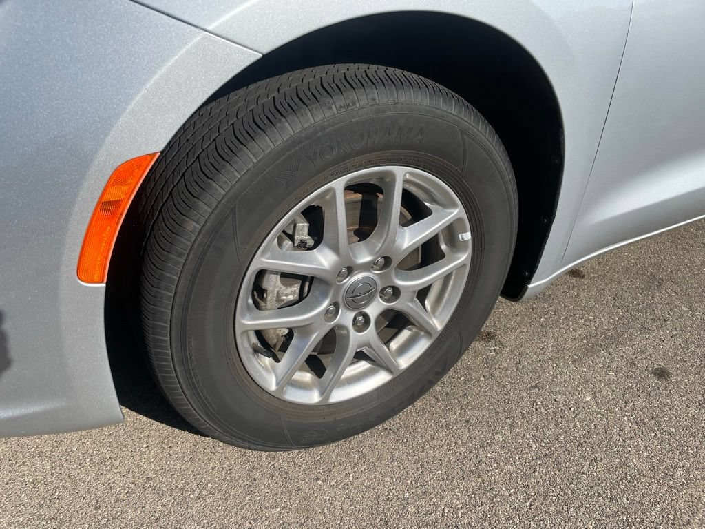 Used 2024 Chrysler Pacifica Touring-L FWD image 3