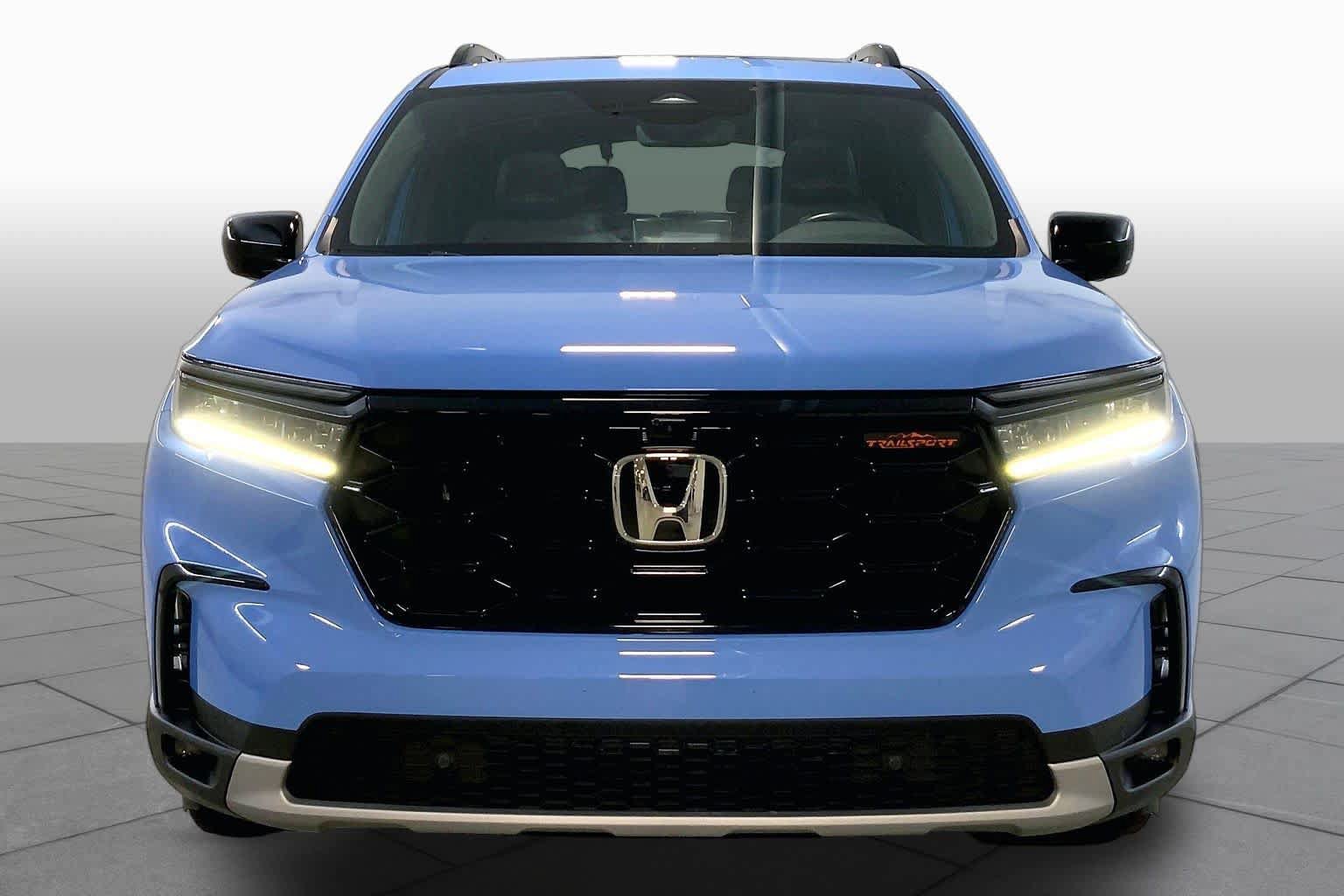 Used 2025 Honda Pilot TrailSport image 3