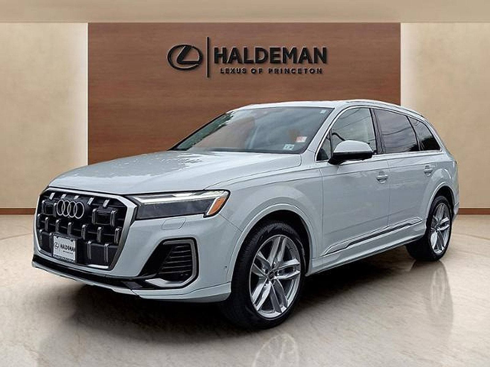 Used 2025 Audi Q7 3.0T Premium Plus AWD/4WD image 3