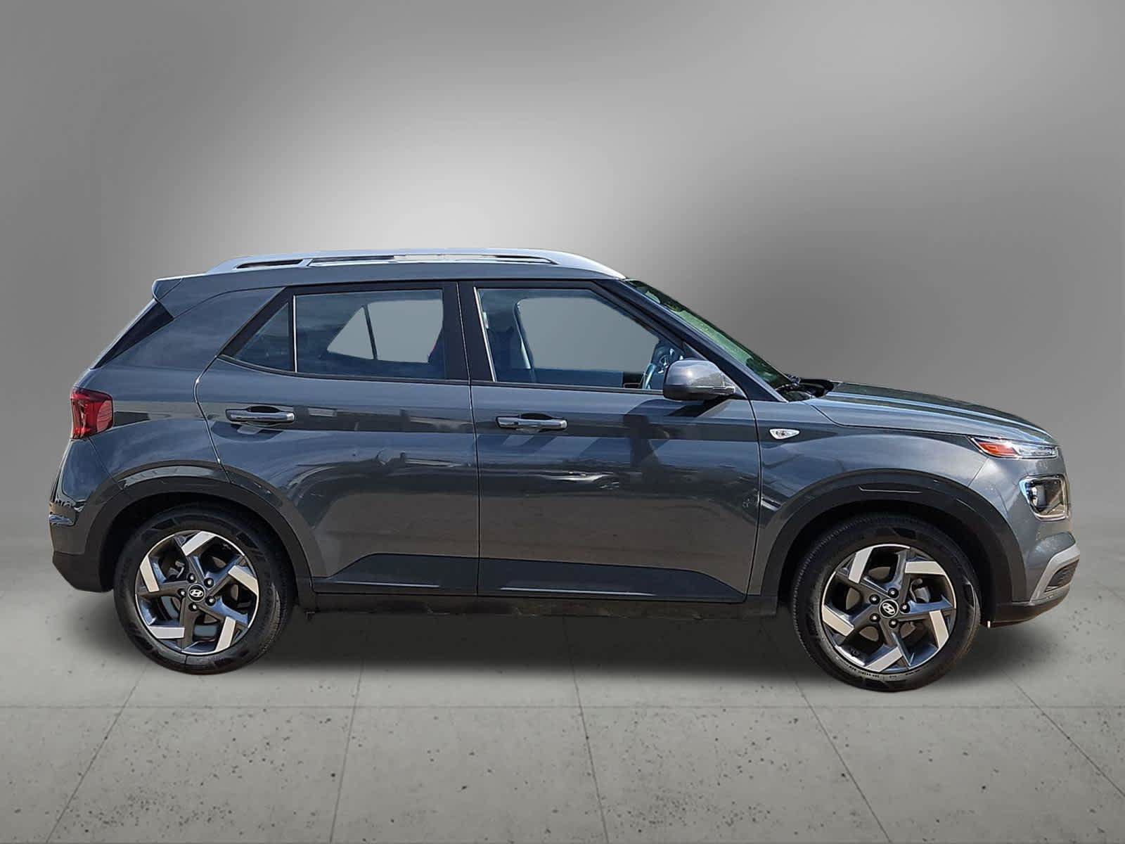 Used 2025 Hyundai Venue SEL FWD image 3