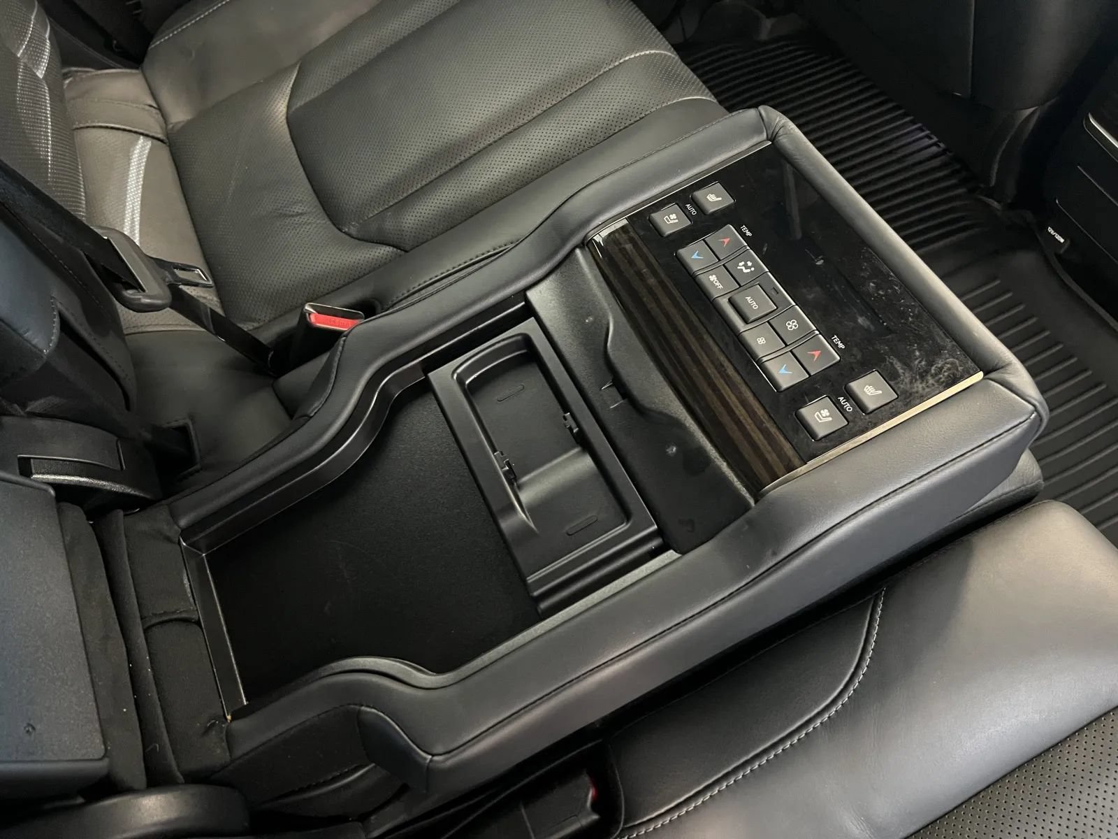 Used 2021 Lexus LX 570 4WD w/ Sport Package image 34